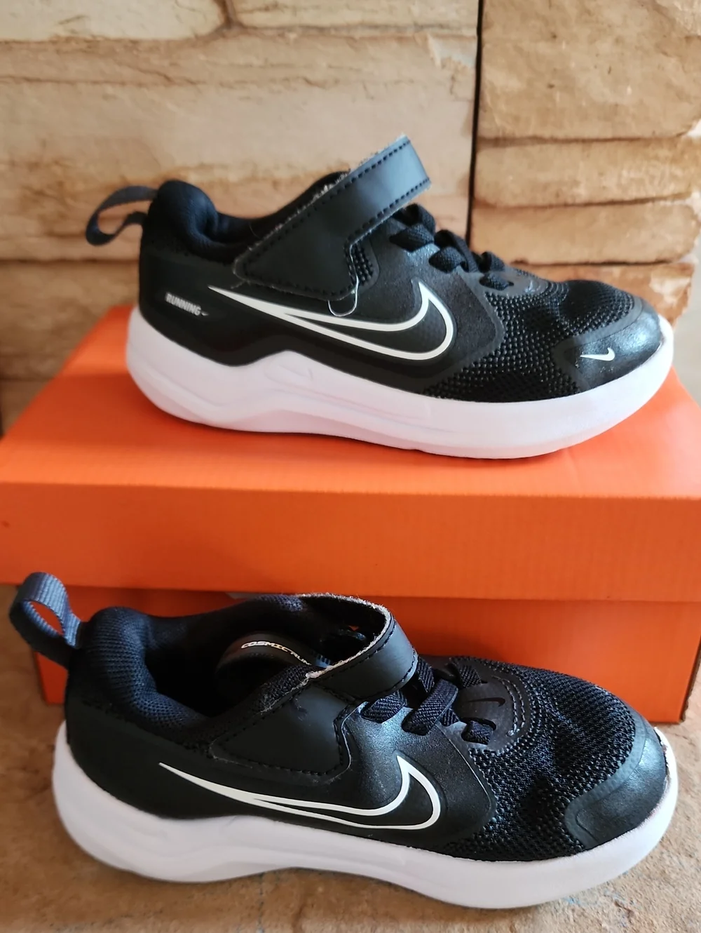 Nike Kids Black and White Hook-and-Loop Sneakers Boys Size 8c